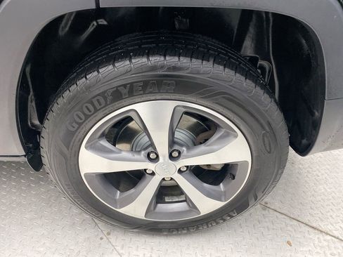 Used 2021 Jeep Cherokee Limited AWD/4WD image 10
