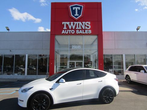 Used 2021 Tesla Model Y Long Range AWD/4WD image 1