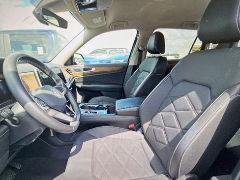 Used 2025 Volkswagen Atlas SE image 6