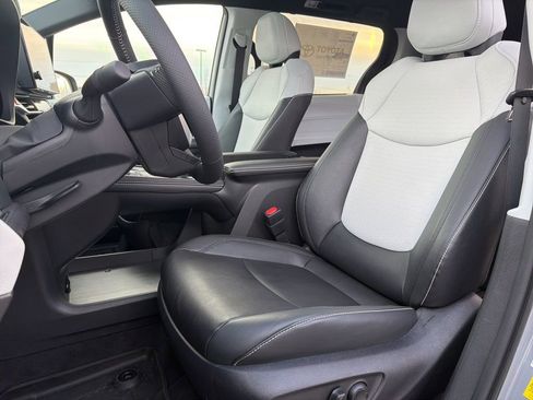 New 2026 Toyota Sienna XSE image 7