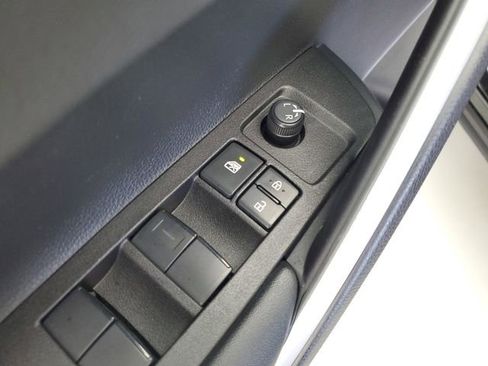 Used 2025 Toyota Corolla Cross XLE FWD image 21