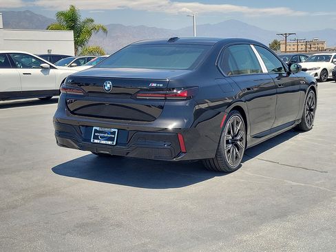 New 2026 BMW i7 M70 w/ Executive Package AWD/4WD image 3