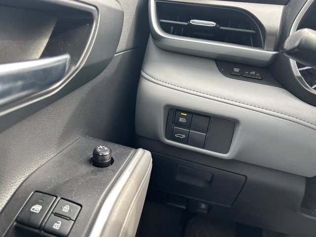Used 2020 Toyota Highlander XLE AWD/4WD image 14