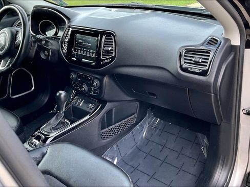 Used 2019 Jeep Compass Latitude FWD image 15