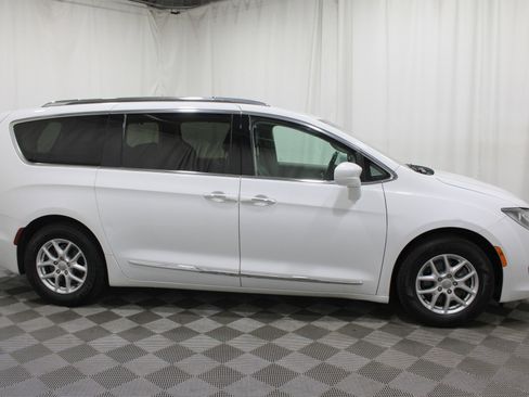 Used 2020 Chrysler Pacifica Touring-L FWD image 28