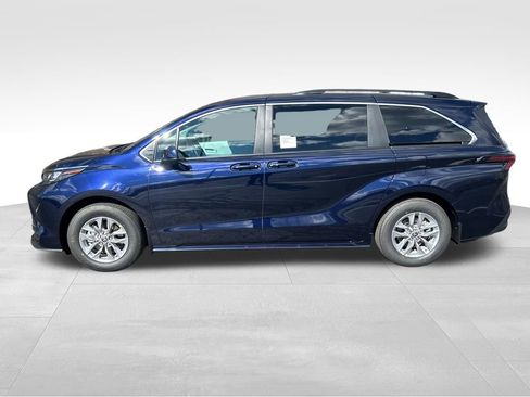 New 2026 Toyota Sienna LE image 2