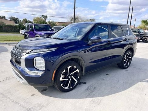 Used 2024 Mitsubishi Outlander SE Black Edition image 3