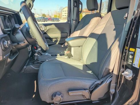Certified 2025 Jeep Wrangler Unlimited Sahara w/ Safety Group AWD/4WD image 9
