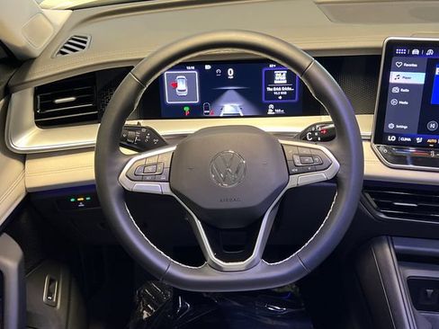 Certified 2025 Volkswagen Tiguan SE w/ Panoramic Sunroof Package FWD image 20