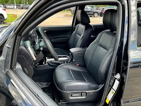 Used 2022 Toyota Tacoma Limited w/ Nightshade Package image 7