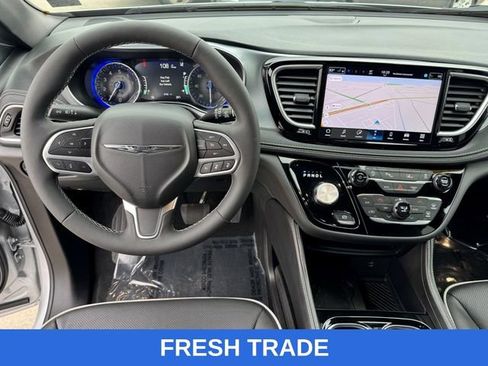 Used 2026 Chrysler Pacifica Limited image 19