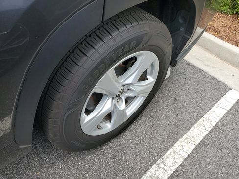 Used 2021 Toyota Highlander LE FWD image 7