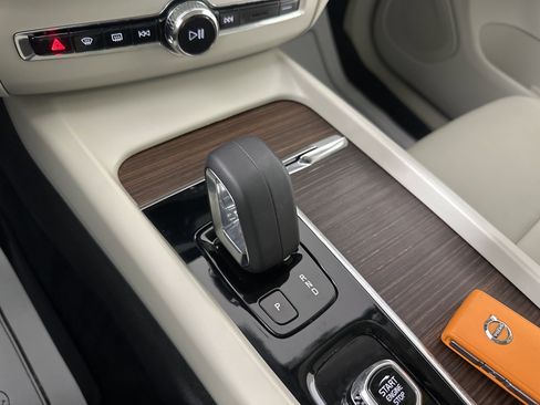 Used 2022 Volvo XC60 B5 Momentum image 19