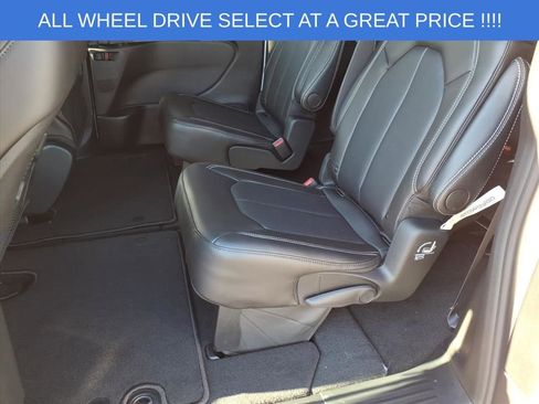 New 2026 Chrysler Pacifica Select image 13