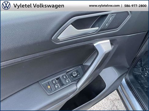 Certified 2021 Volkswagen Tiguan SE w/ Panoramic Sunroof Package image 18