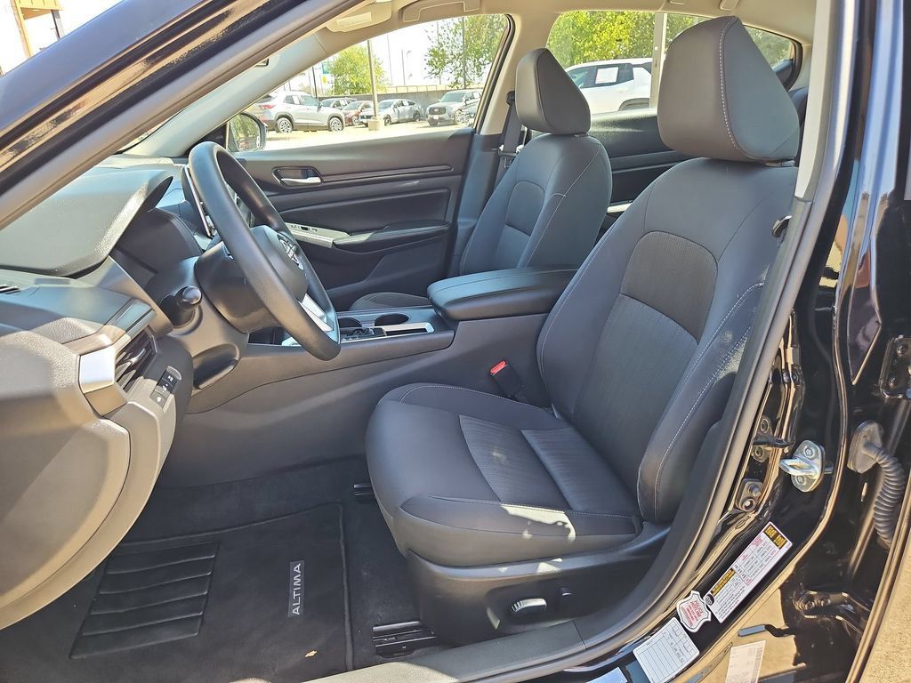 Used 2025 Nissan Altima 2.5 SV FWD image 25