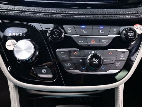 Used 2023 Chrysler Pacifica Limited image 19