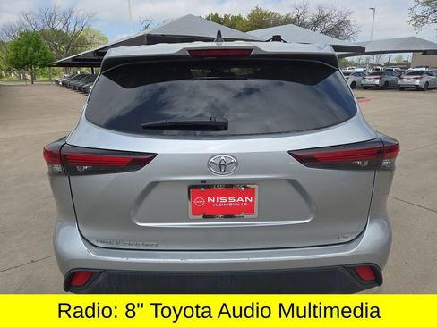 Used 2024 Toyota Highlander LE FWD image 5