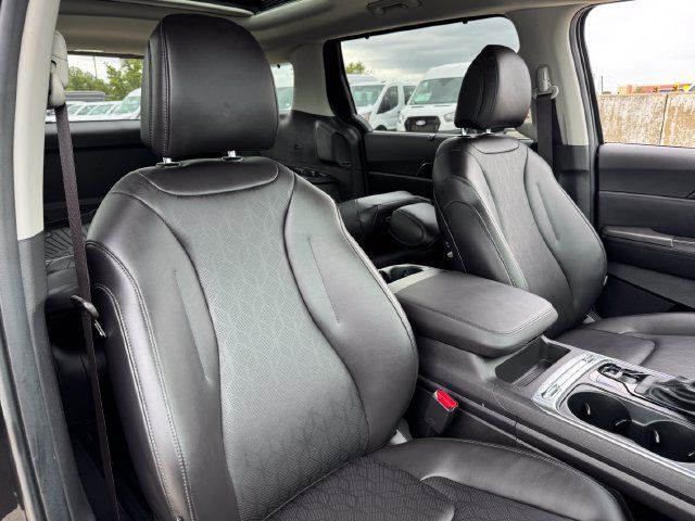 Used 2025 Kia Carnival SX w/ SX Dark Edition Package FWD image 22