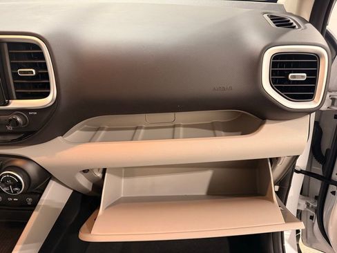 Used 2025 Hyundai Venue SEL FWD image 28