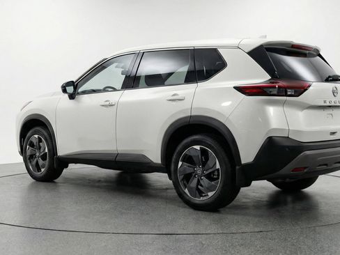 Used 2025 Nissan Rogue SV AWD/4WD image 6
