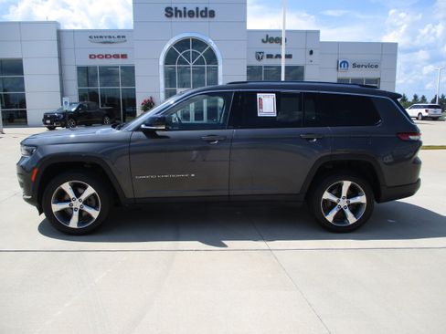Used 2022 Jeep Grand Cherokee L Limited image 3