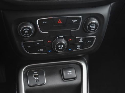 Used 2019 Jeep Compass Latitude image 31