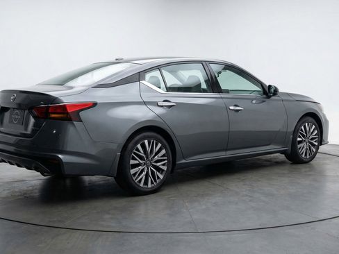 Used 2025 Nissan Altima 2.5 SV FWD image 9