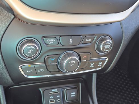 Used 2016 Jeep Cherokee Latitude w/ Cold Weather Group image 26