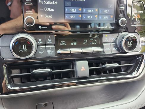 Used 2021 Toyota Highlander LE image 24