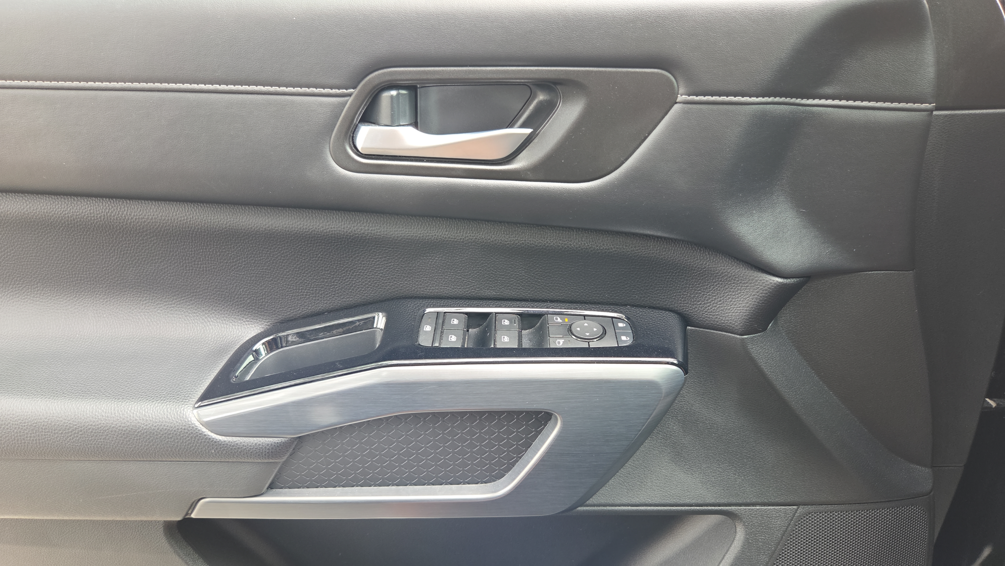 Used 2025 Nissan Pathfinder SL AWD/4WD image 33