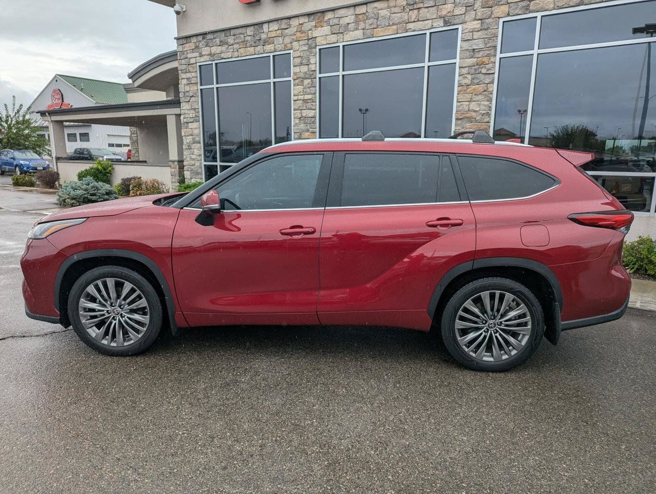Used 2020 Toyota Highlander Platinum AWD/4WD image 2