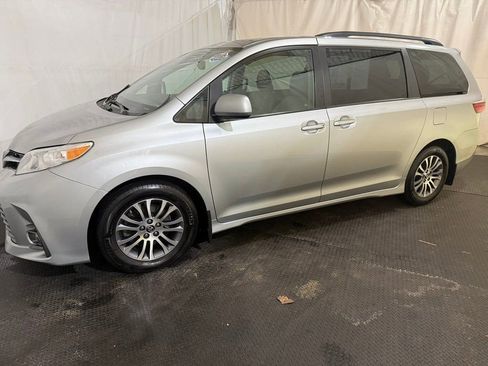 Used 2019 Toyota Sienna XLE w/ XLE Navigation Package image 2