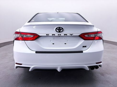 Used 2020 Toyota Camry SE w/ Blackout Package FWD image 13