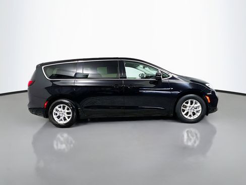 Used 2024 Chrysler Pacifica Touring-L FWD image 3
