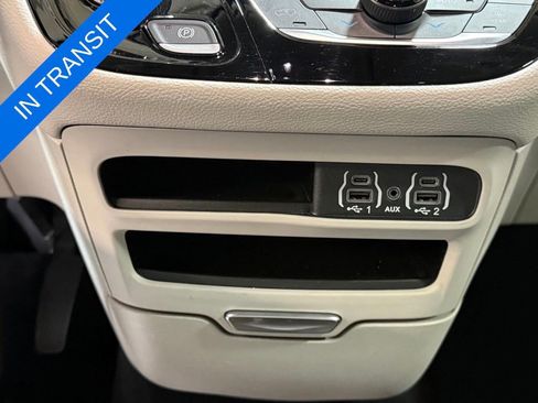 Used 2023 Chrysler Pacifica Touring-L AWD/4WD image 19