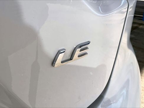 Used 2021 Toyota Corolla LE image 9