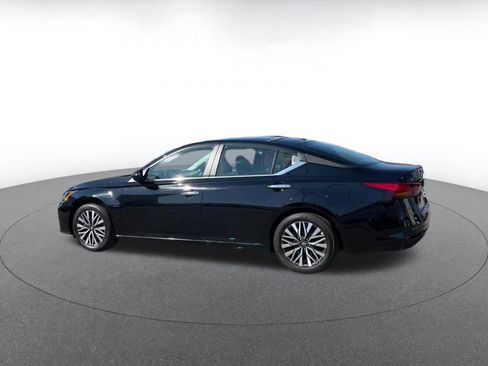 Used 2025 Nissan Altima 2.5 SV image 9