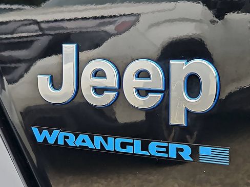 Used 2023 Jeep Wrangler Unlimited Sahara w/ Cold Weather Group AWD/4WD image 33