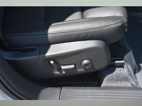 Certified 2025 Volvo XC40 B5 Plus w/ Protection Package Premier image 31