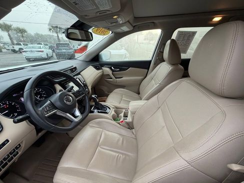 Used 2019 Nissan Rogue SL w/ Premium Package image 11