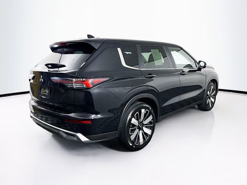 Used 2025 Mitsubishi Outlander SE image 9