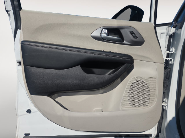 Used 2024 Chrysler Pacifica Touring-L FWD image 16