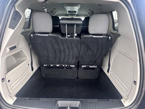 Used 2016 Chrysler Town & Country Limited image 14