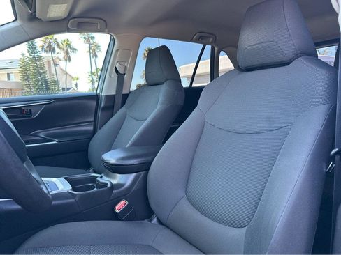 Used 2019 Toyota RAV4 LE image 7