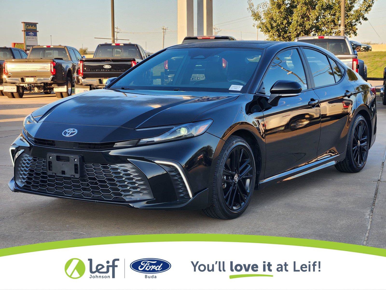 Used 2025 Toyota Camry SE w/ Convenience Package FWD image 2