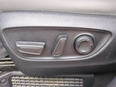 Used 2025 Toyota Sienna XLE FWD image 16
