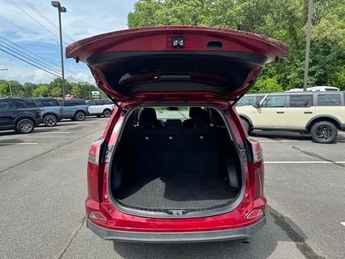 Used 2018 Toyota RAV4 LE FWD image 8