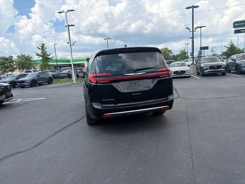 Used 2025 Chrysler Pacifica Select FWD image 13