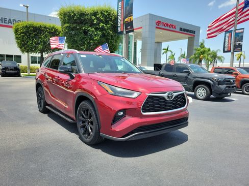 Used 2023 Toyota Highlander XLE FWD image 2